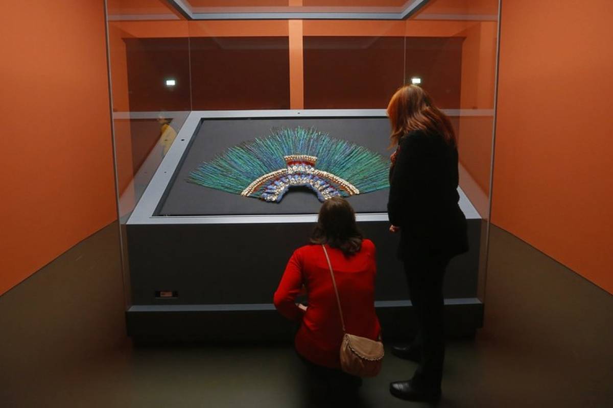 El penacho de Moctezuma se exhibe en un museo de Viena.