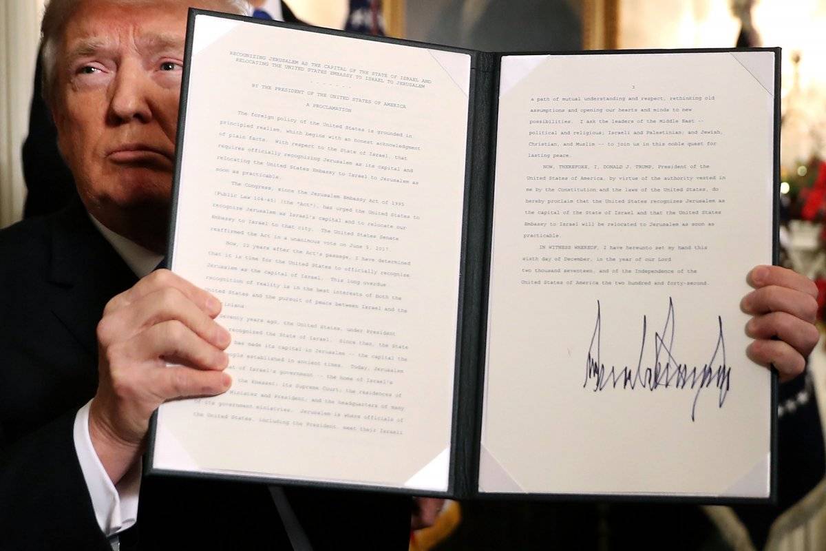 Donald Trump, firmando la decisión.