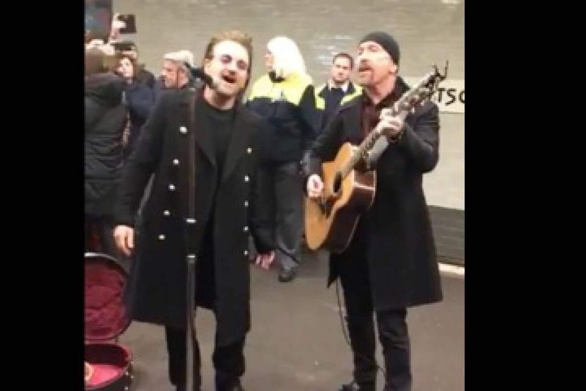 U2 realiza conciertos sorpresa en el metro de Berlín
