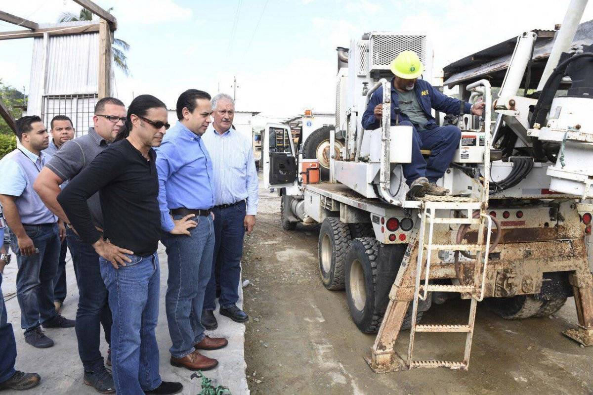 William Villafañe y el alcalde Jaime Barlucea inspeccionan los trabajos de la AEE en Adjuntas.