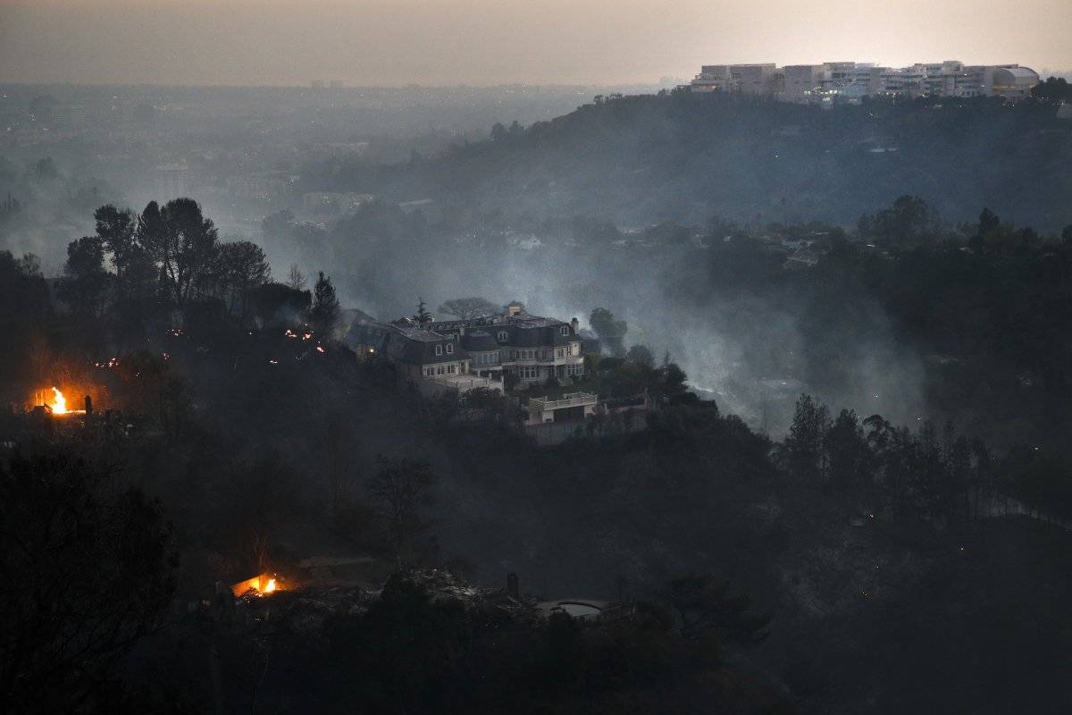Esta fotografía del miércoles 5 de diciembre de 2017 muestra una mansión ubicada en la cima de una montaña en la zona de Bel-Air, en el área de Los Ángeles, que sobrevivió a un incendio forestal. (AP Foto/Jae C. Hong)