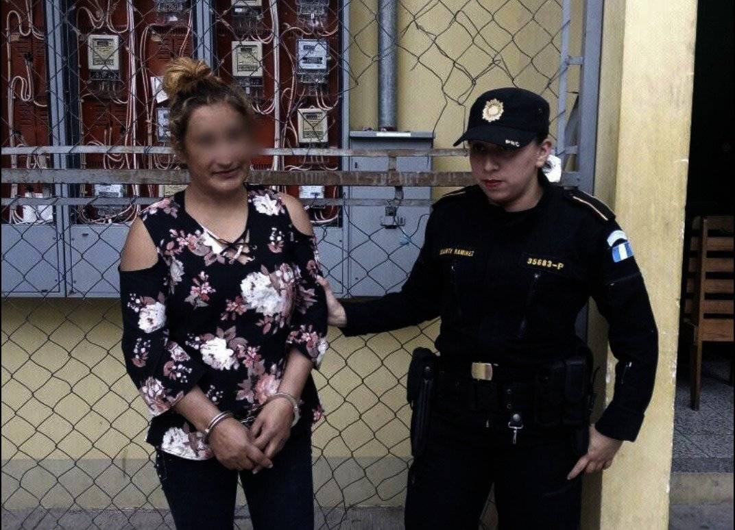 Capturada por tener relaciones sexuales con menores