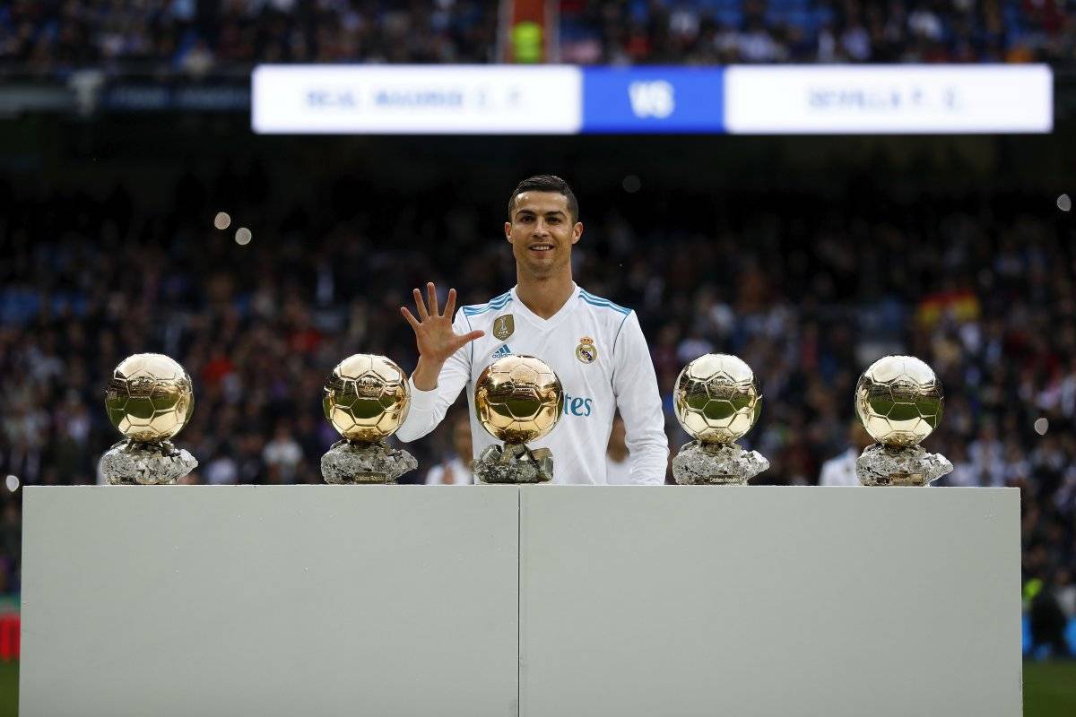 Cristiano Ronaldo con sus cinco Balones de Oro