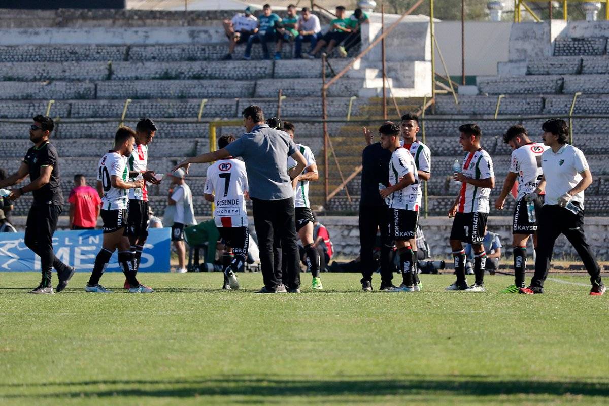 El partido se detuvo dos veces para que los jugadores se hidraten en el "infierno" de La Cisterna / imagen: Agencia UNO