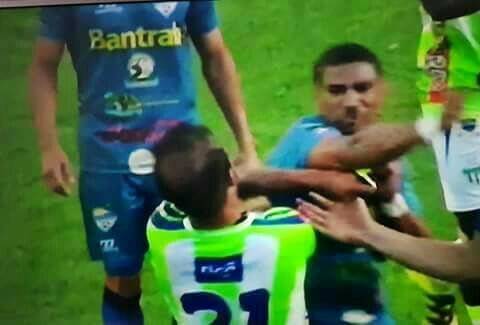 Roger Bastos agrediendo a José Manuel Contreras (21)