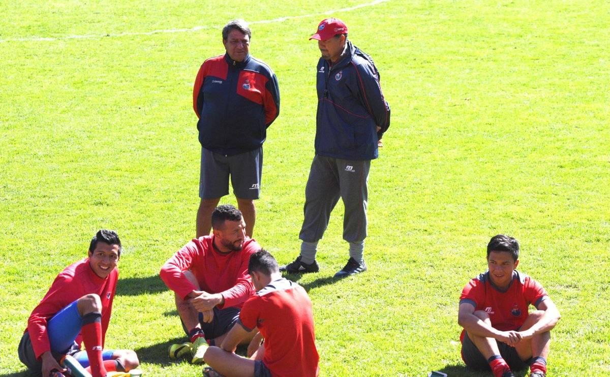 Su asistente Gustavo Bobadilla (d) también dejará al equipo.