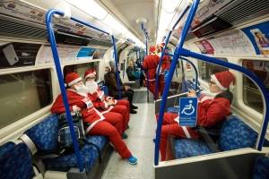 Santas en el Metro