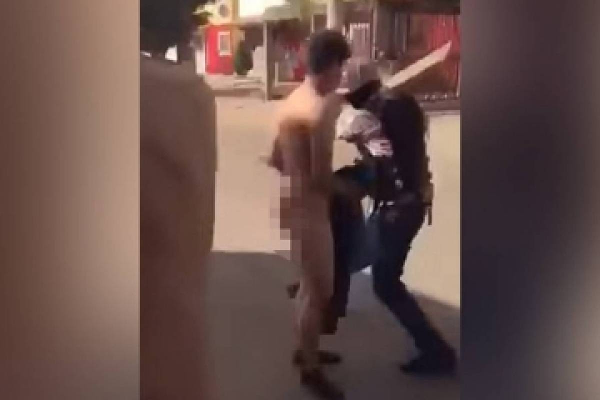 Comando armado golpea y desnuda a dos jóvenes Comando armado golpea y desnuda a dos jóvenes