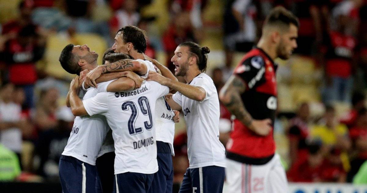 Jogadores do Independiente comemoram o título