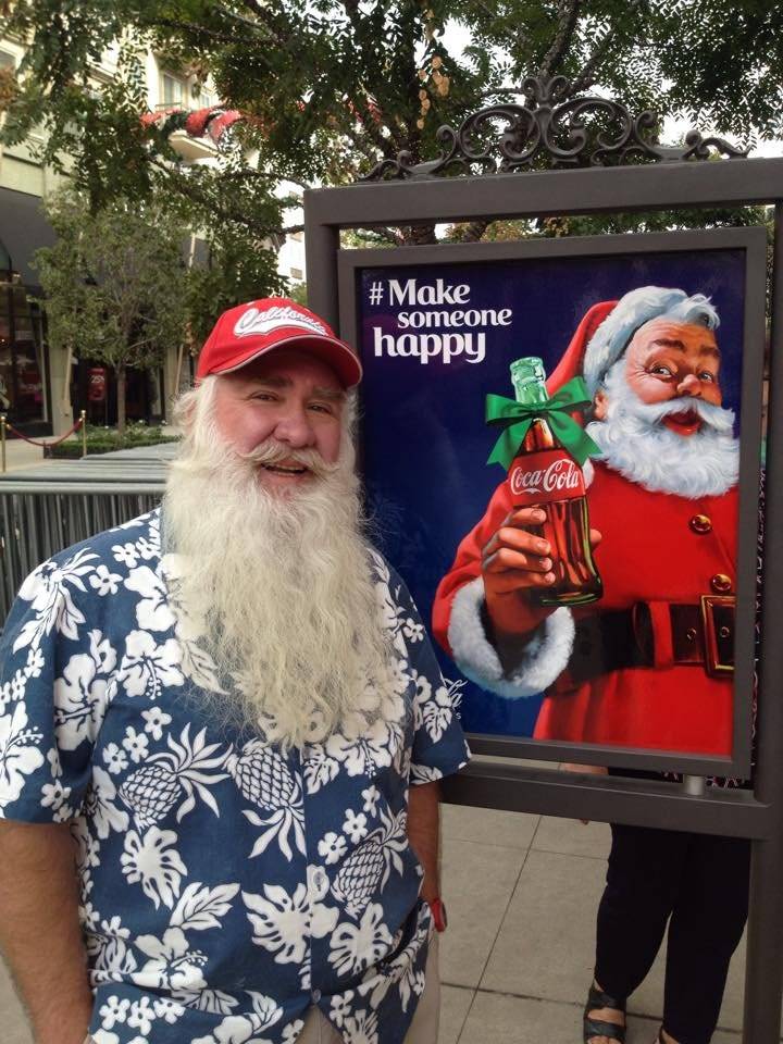 El Viejito Pascuero y un impostor en el letrero de una bebida