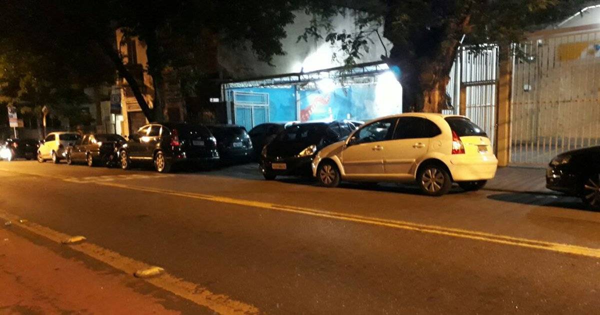 Estacionamento em Pinheiros estaciona carros na calçada