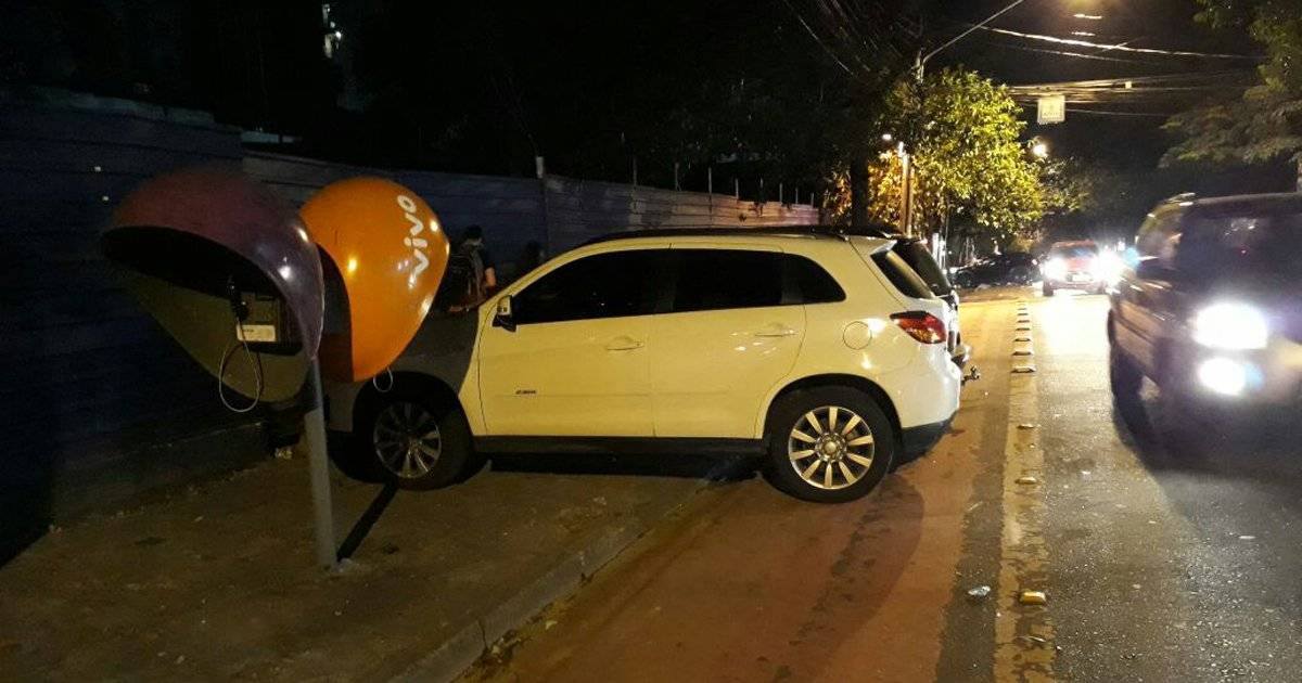Estacionamento em Pinheiros estaciona carros na ciclovia