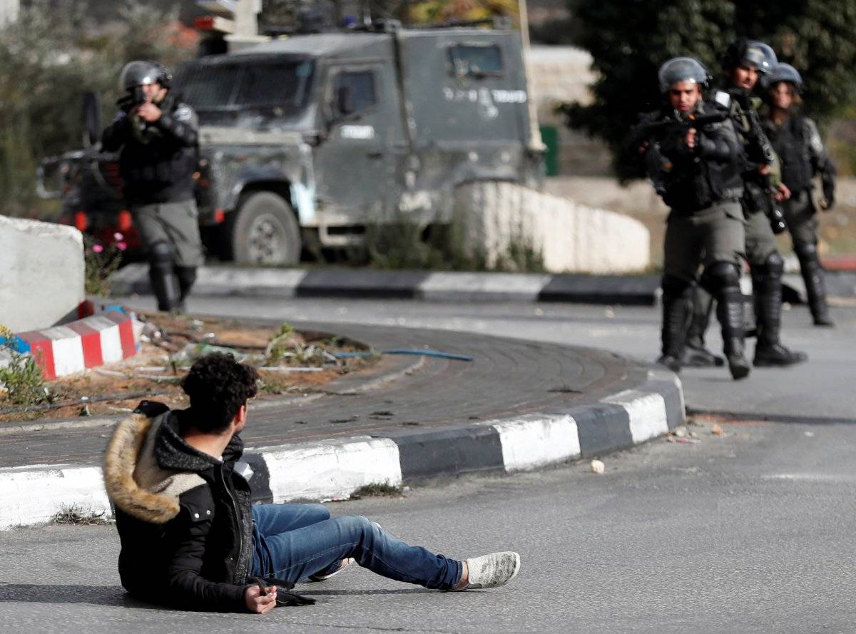 Manifestante cai após ser alvejado por policiais israelenses