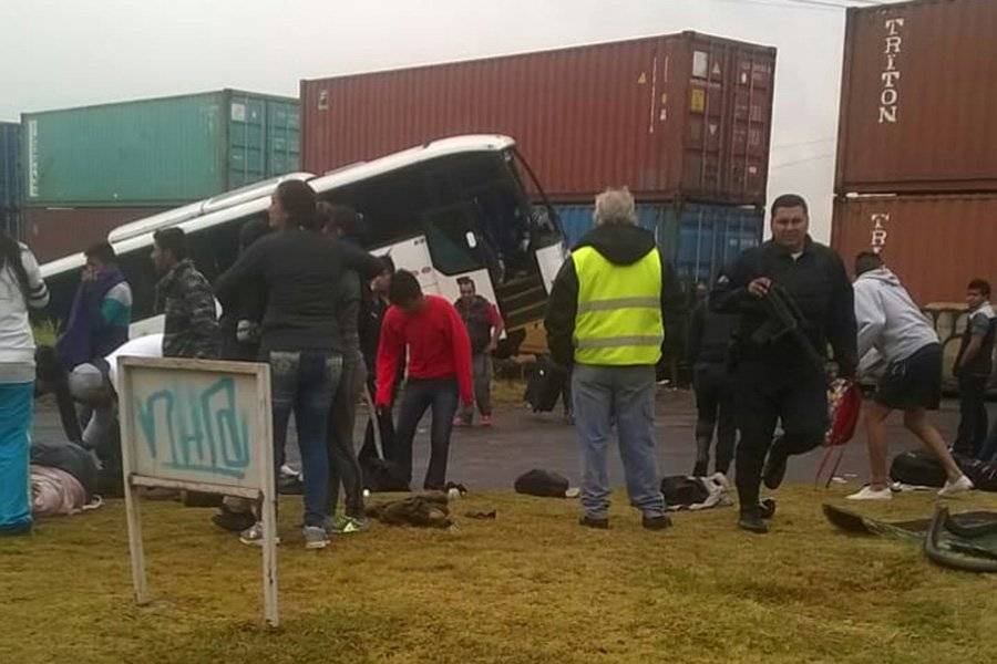 Tren chocó contra autobús que transportaba futbolistas