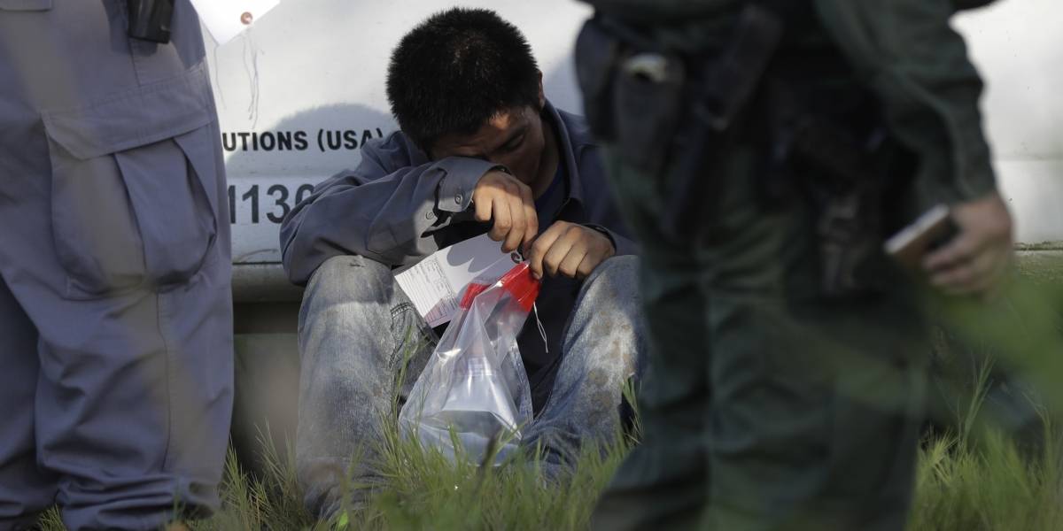 Hallan a 44 inmigrantes en camiones refrigerados Hallan a 44 inmigrantes en camiones refrigerados