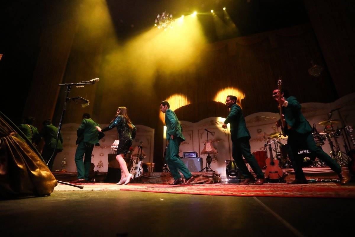 Mon Laferte y su banda