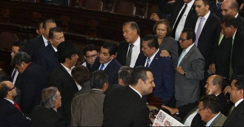 El presidente en varias sesiones convocó a los jefes de bloque al centro del pleno para consensuar la votación.
