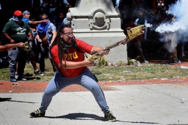 Reapareció el militante que disparó el mortero y pidió Reapareció el militante que disparó el mortero y pidió