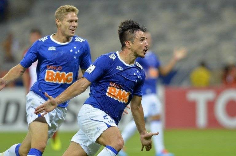 Willian festejando el gol que cerró el triunfo 5-1 de Cruzeiro sobre la U el 25 de febrero de 2014 / Foto: AFP
