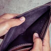 Hurtan $1,800 de una cartera guardada dentro de un auto