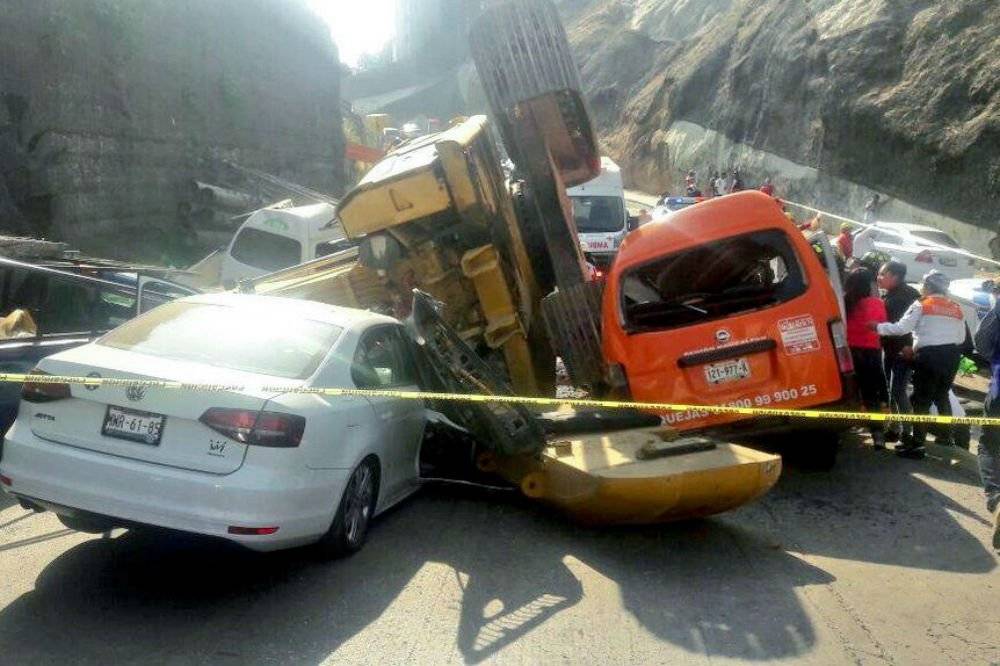 Cae retroexcavadora sobre autos en Interlomas; confirman dos muertos