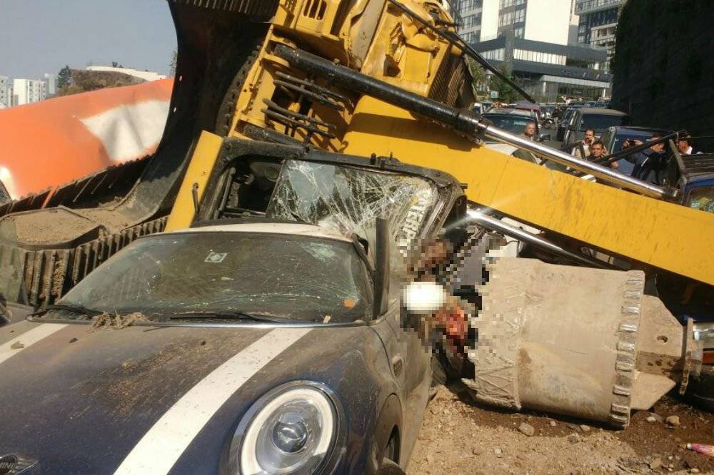 Aplasta maquinaria pesada a conductores en Interlomas Aplasta maquinaria pesada a conductores en Interlomas
