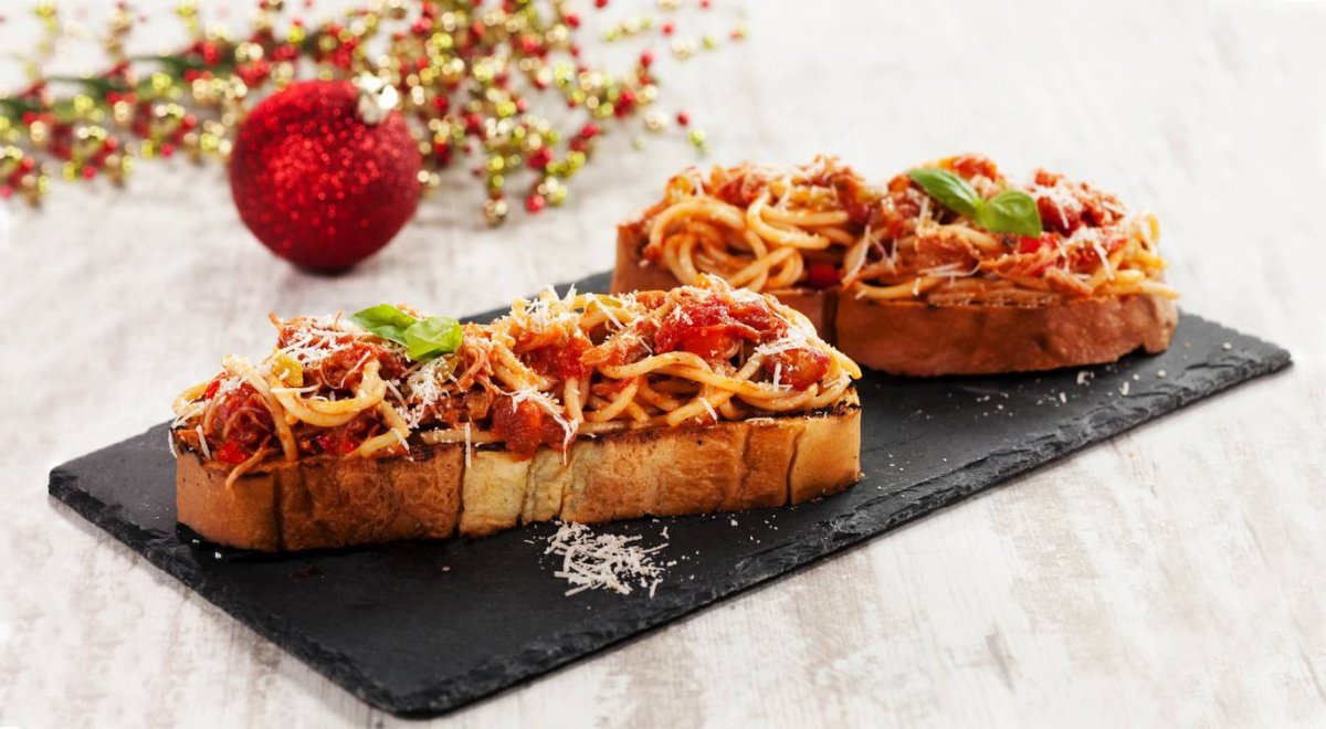 Montaditos de espaguetis navideños
