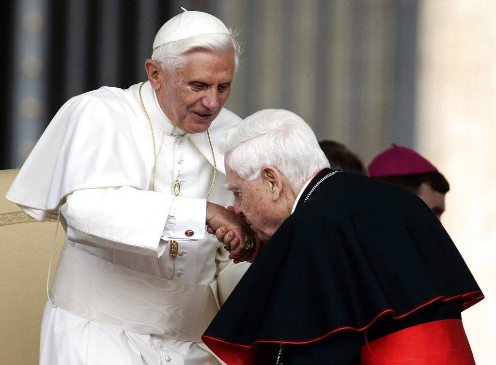 Papa Benedicto XVI y Bernard Law