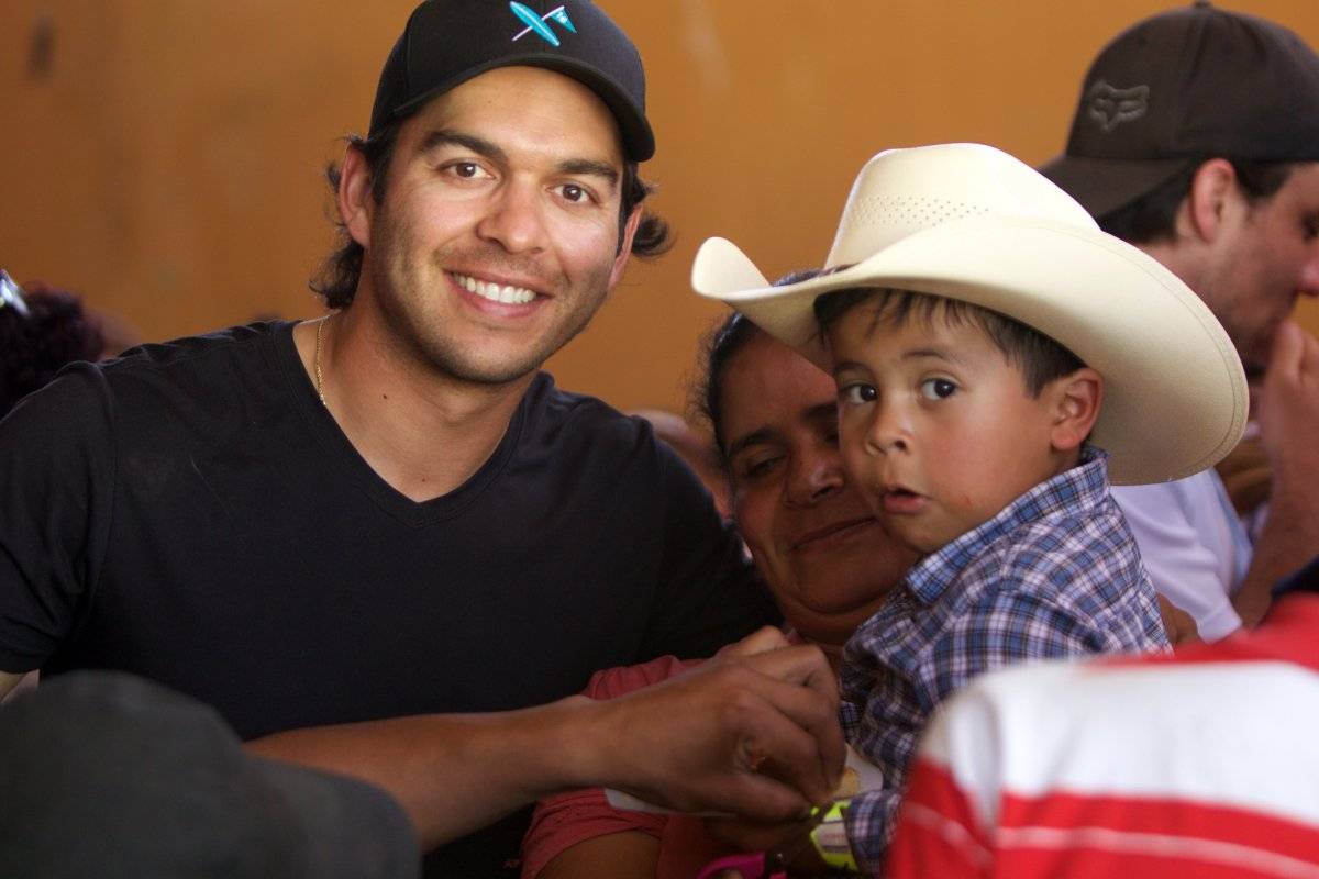 José Toledo compartió con los niños.