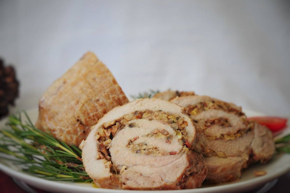 LOMO DE CERDO RELLENO CON TOCINO, CHAMPIÑONES Y NUECES