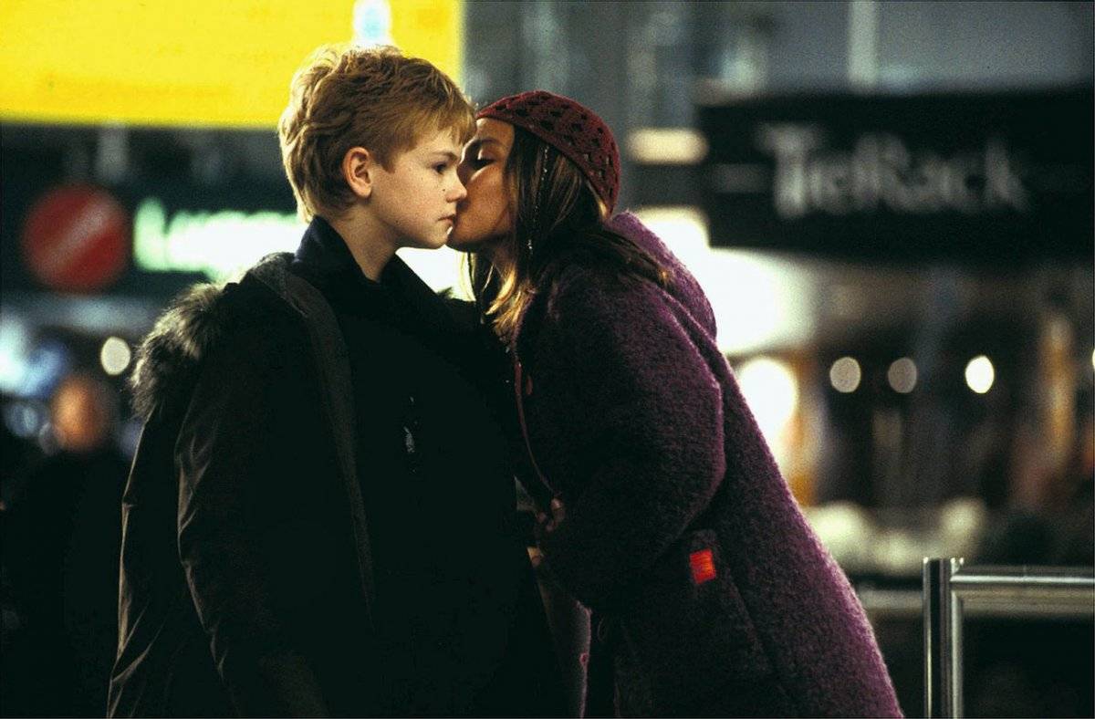 Christmas is All Around (Love Actually, 2003)