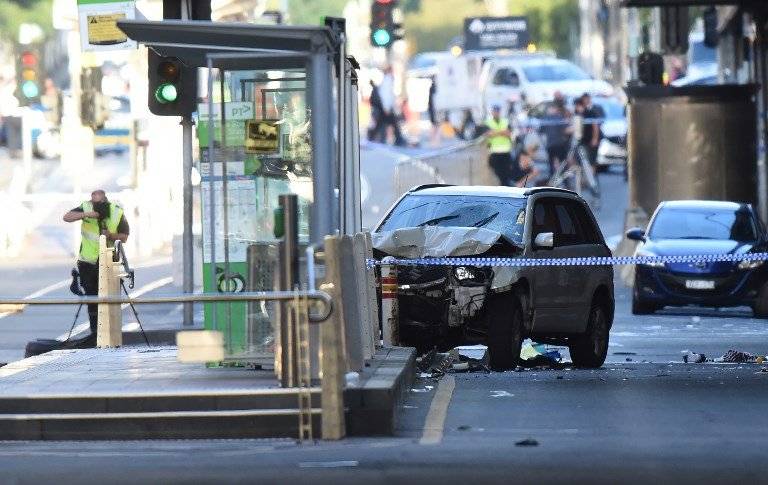 Vehículo atropella a personas en Melbourne