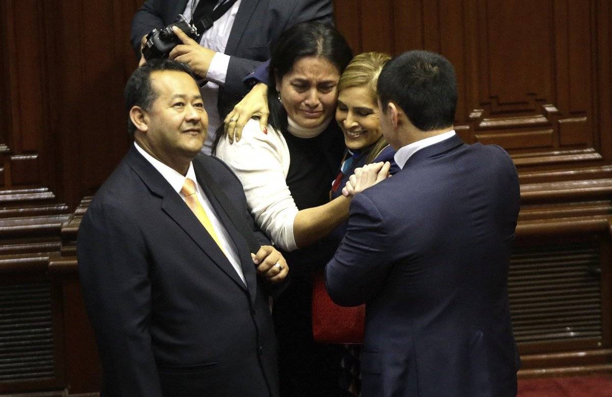 Legisladores celebran después de votar en contra del juicio político al presidente peruano Pedro Pablo Kuczynski en Lima, el jueves 21 de diciembre de 2017. (AP Foto / Martín Mejía)