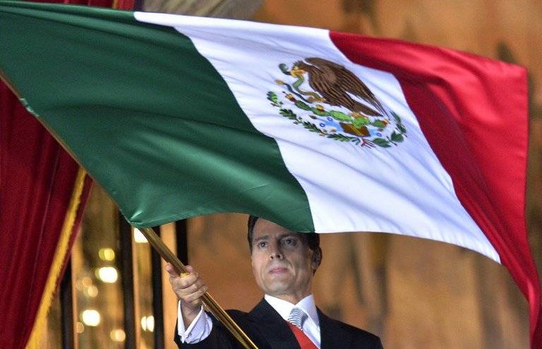 Enrique Peña Nieto con la bandera de México