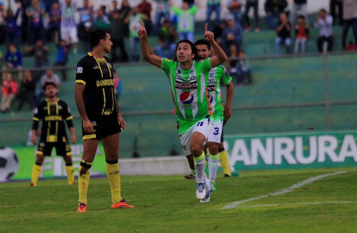 Agustín Herrera celebra un gol ante Petapa