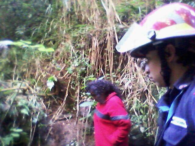 mujer cae a barranco en Mixco