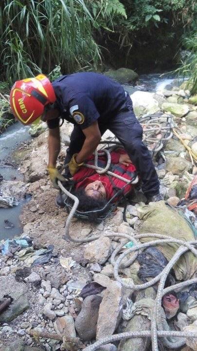 mujer cae a barranco en Mixco