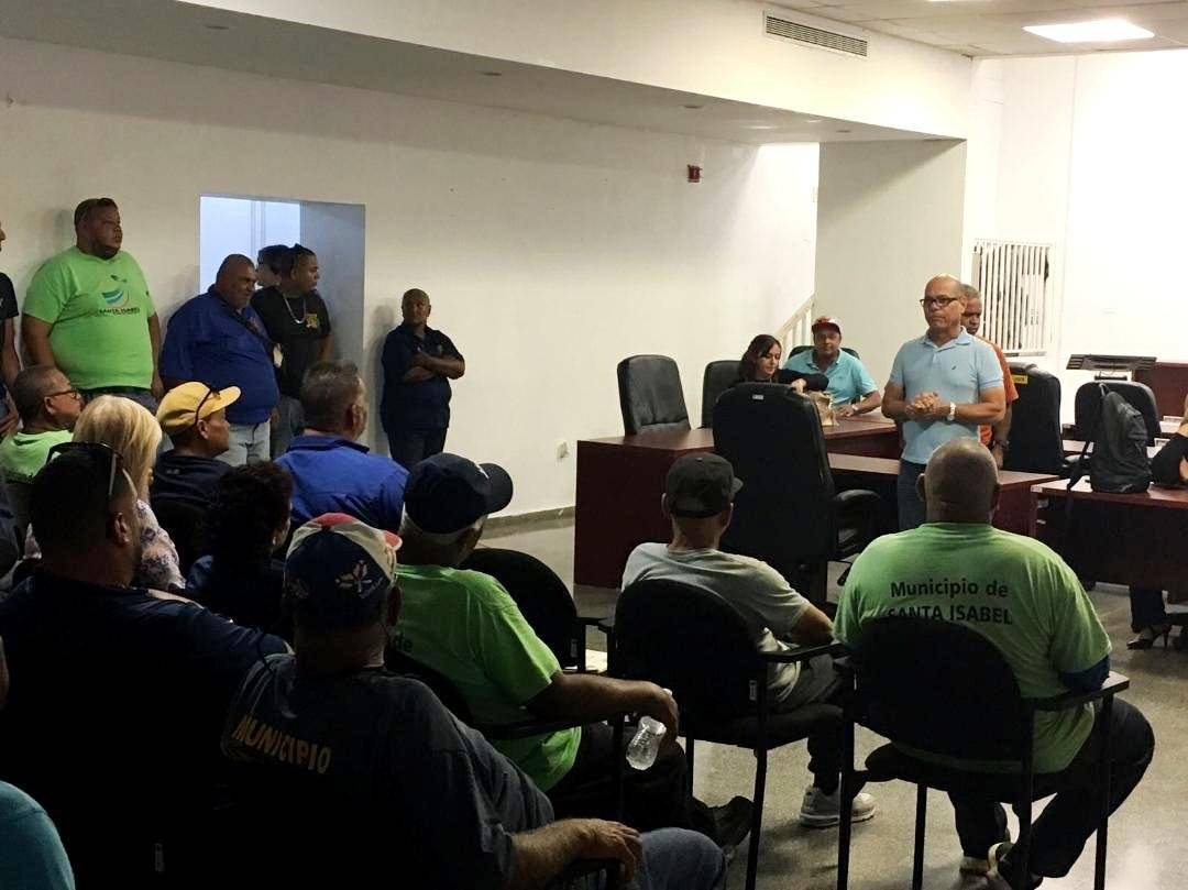 Entrega de bonos navideños en Santa Isabel