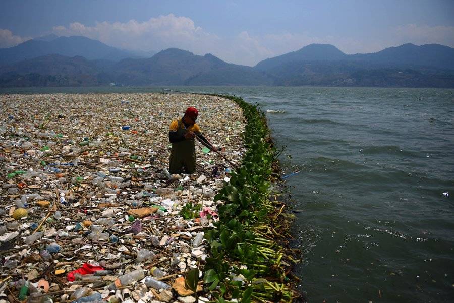 Basura en el lago de Amatitlán