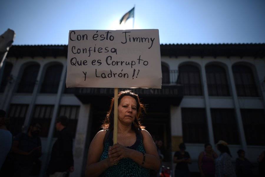 Manifestante frente a la CC