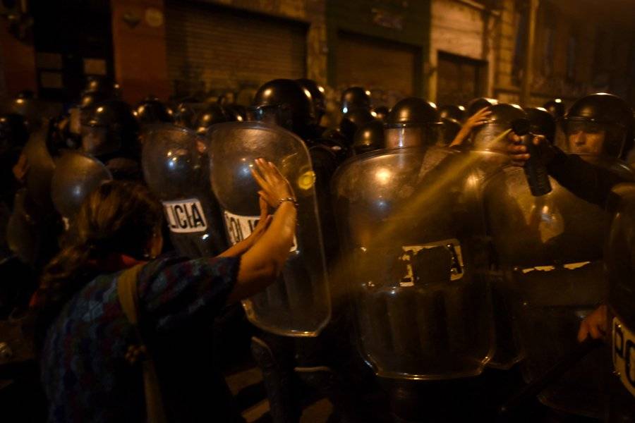 Policía se enfrenta a manifestantes frente al Congreso