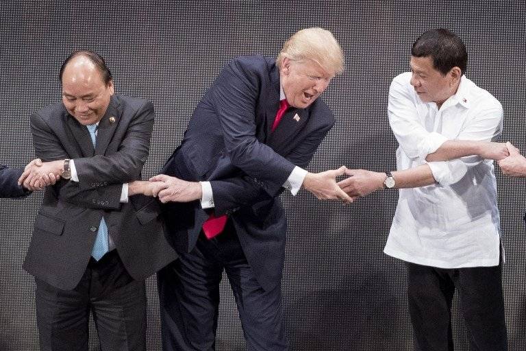 Saludo de Donald Trump y políticos asiáticos