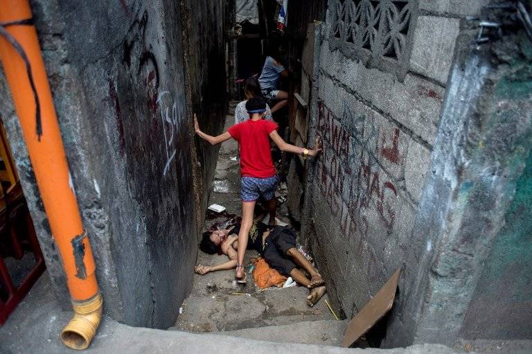 Un niño pasa por encima de un cadáver