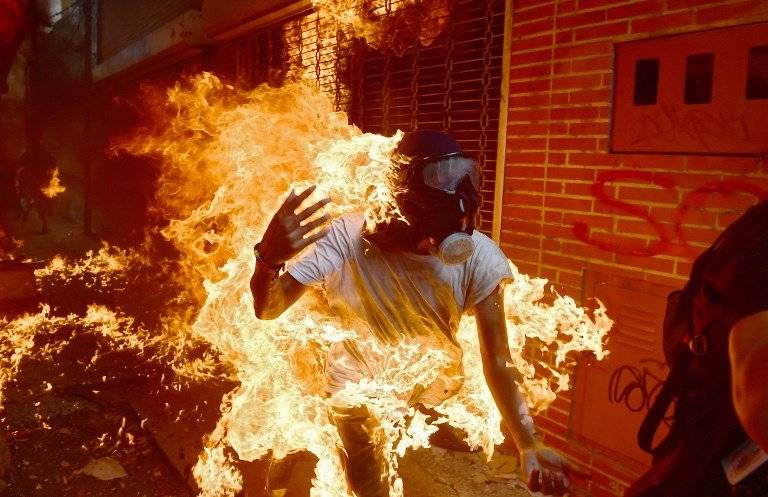 Manifestante en llamas en Venezuela