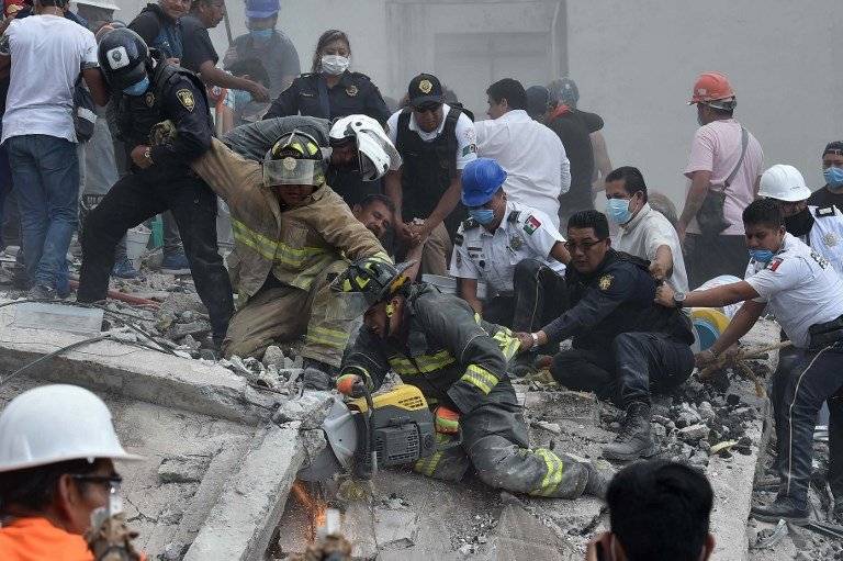 Rescatistas tras terremoto en México