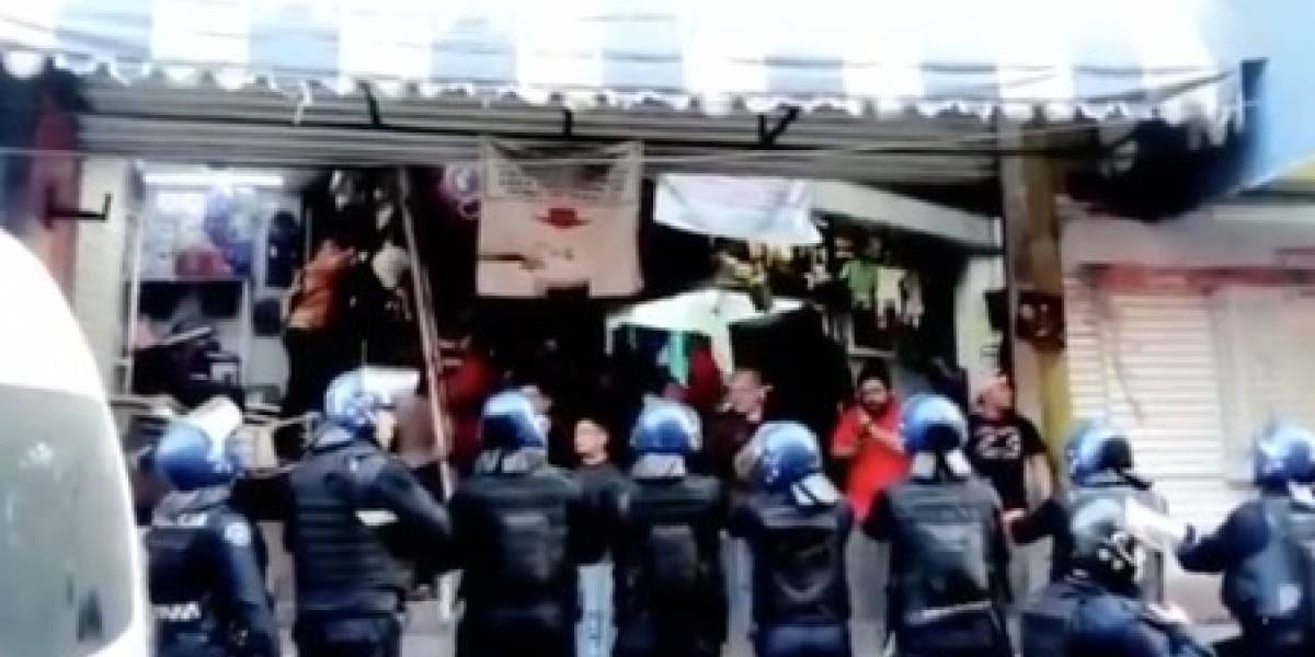 Operativo termina en riña entre policías y supuestos comerciantes en CDMX Operativo termina en riña entre policías y supuestos comerciantes en CDMX