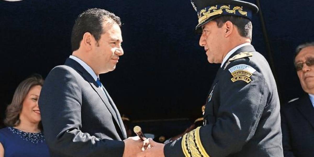 Jimmy Morales bono militar