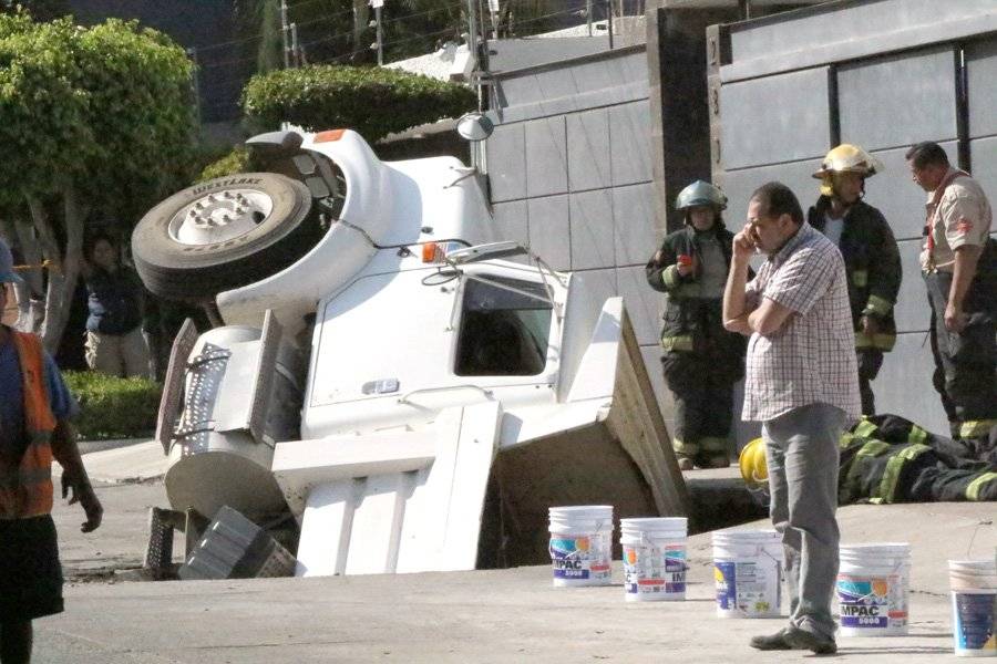 Socavón se traga camión de carga en Jardines del Bosque