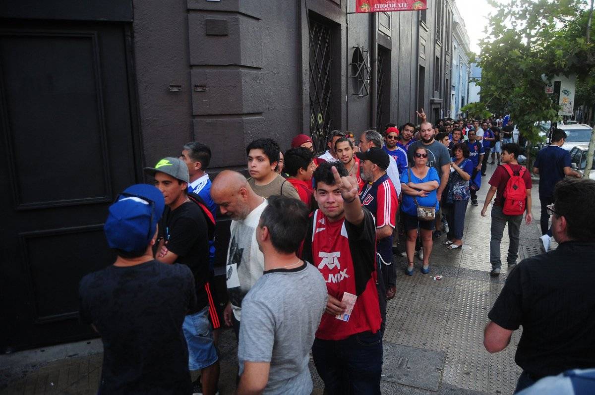 Los hinchas hicieron largas filas para ver a Sampaoli / imagen: Agencia UNO
