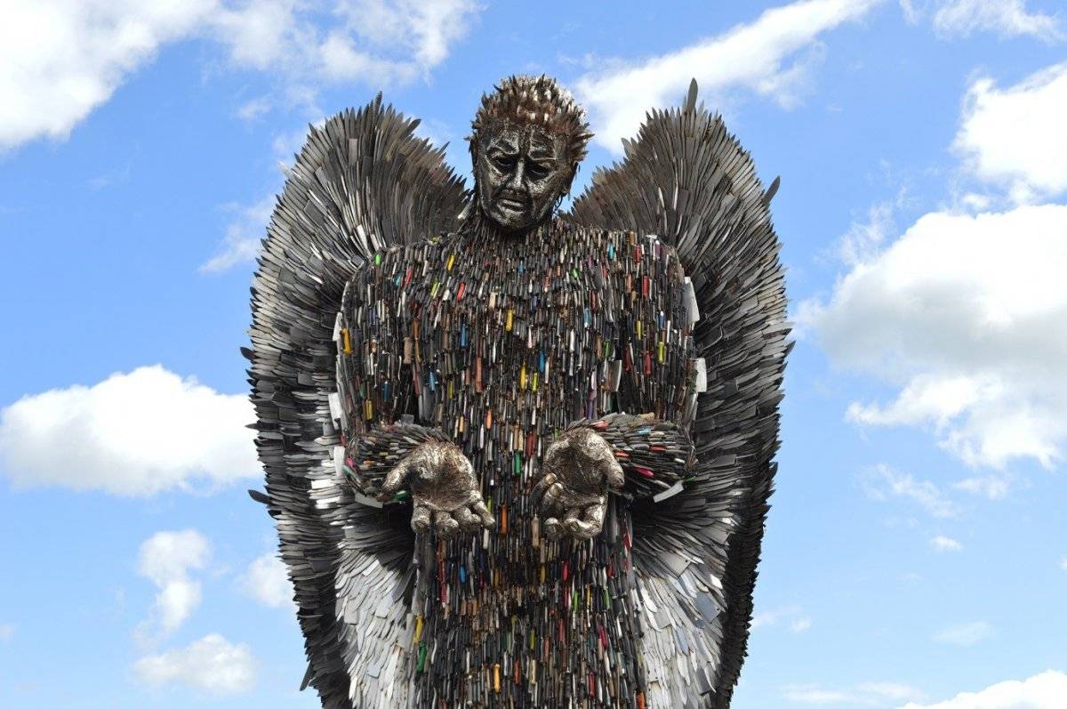 El artista que convierte miles de cuchillos en un ángel gigante. |Alfie Bradley